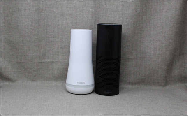 Simplisafe ao lado de um eco da Amazon