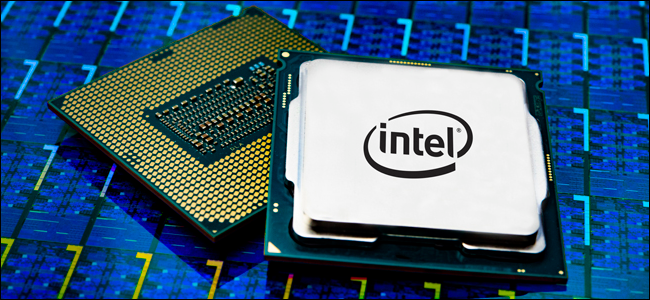 Pacote do processador Intel Core i9 em um fundo azul.