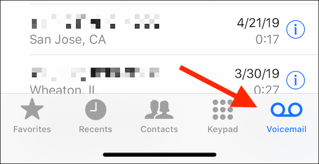 Toque la pestaña Correo de voz en la aplicación Teléfono para ver los mensajes de voz
