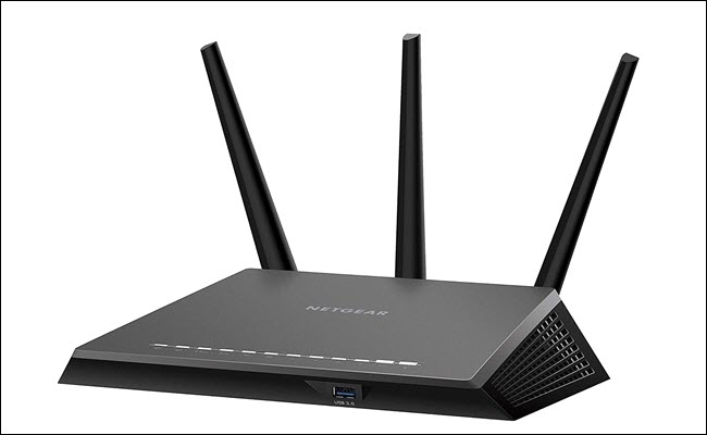 En Netgear Nighthawk R7000P med alle tre antenner oppe.